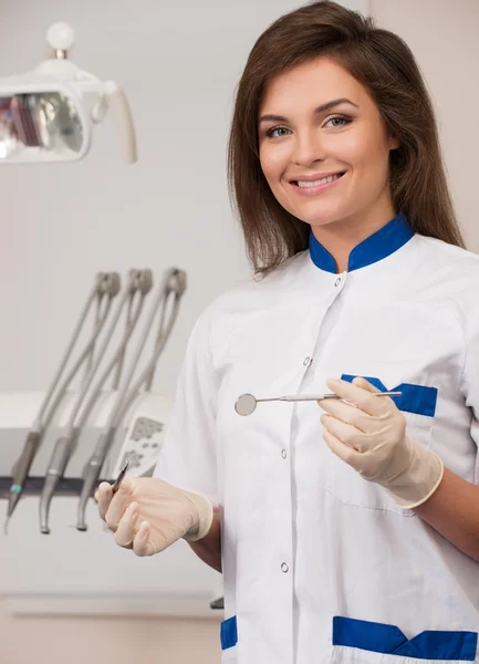 Joven hermosa morena dentista femenina en la cirugía del dentista —  Fotos de Stock