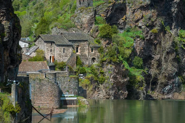 タルン川、フランスの古い ambialet 村 — ストック写真