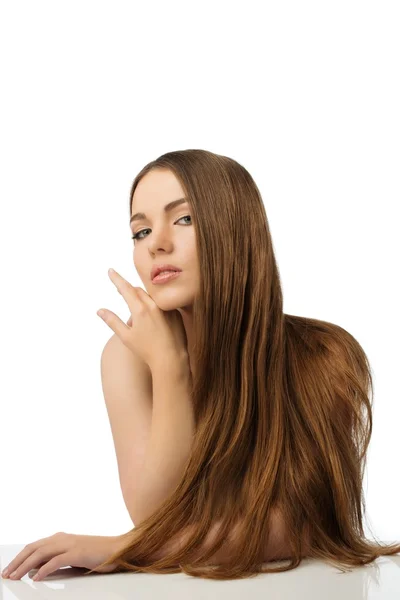 Bella ragazza con i capelli lunghi isolati su bianco — Foto Stock