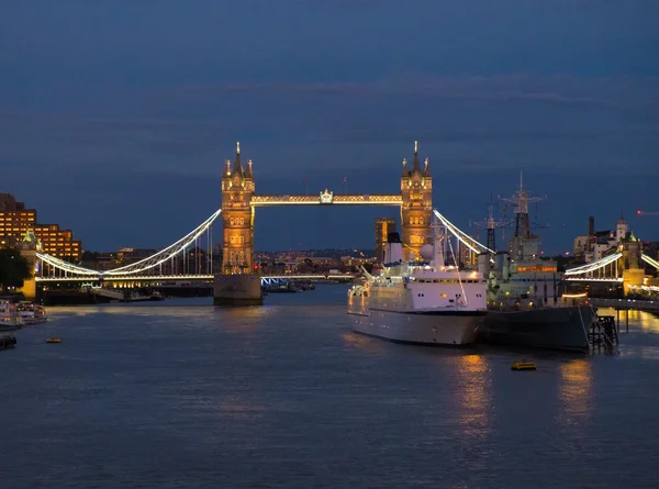 Beleuchtete Tower Bridge bei Nacht in London, England — Stockfoto