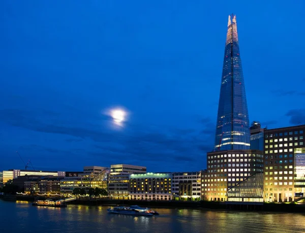 Illuminated The Shard skyscraper at night in London, England — Stock Photo, Image