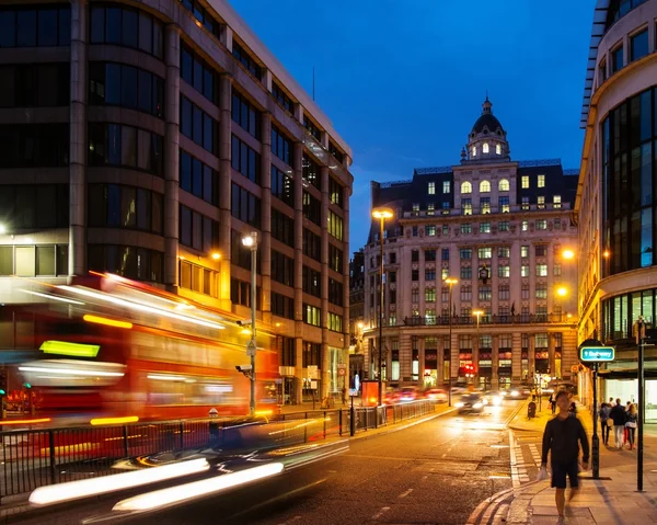 Carros em movimento rápido nas ruas de Londres à noite — Fotografia de Stock
