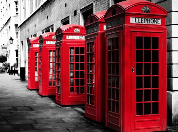 Традиционные британские красные телефонные будки подряд — стоковое фото