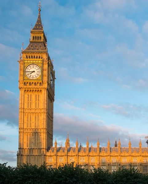 Big ben věž při západu slunce v Londýně, Anglie — Stock fotografie