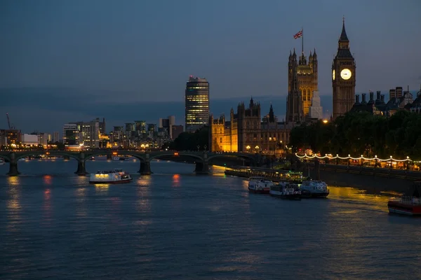 Londra, İngiltere, gece thames nehrinde Westminster görünümü — Stok fotoğraf