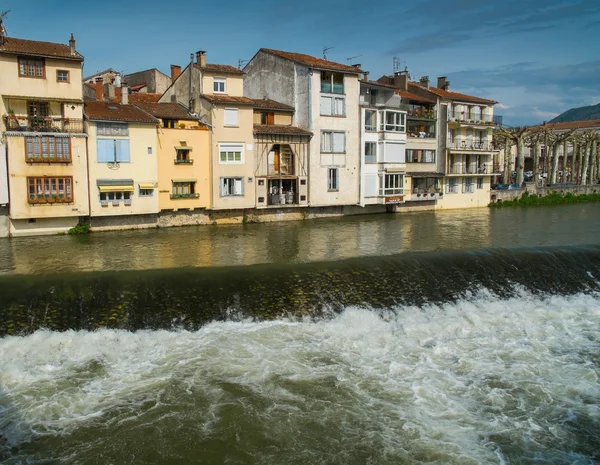 Domy stojí na nábřeží řeky salat ve městě saint-girons, Francie — Stock fotografie