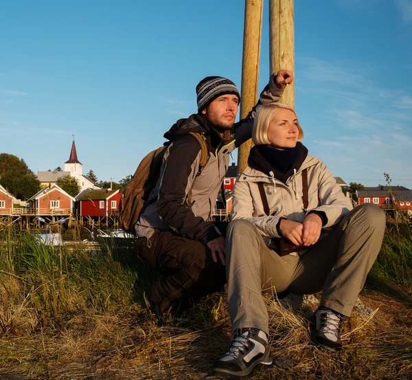 Mladí cestovatelé pár v vesnice reine, Norsko — Stock fotografie