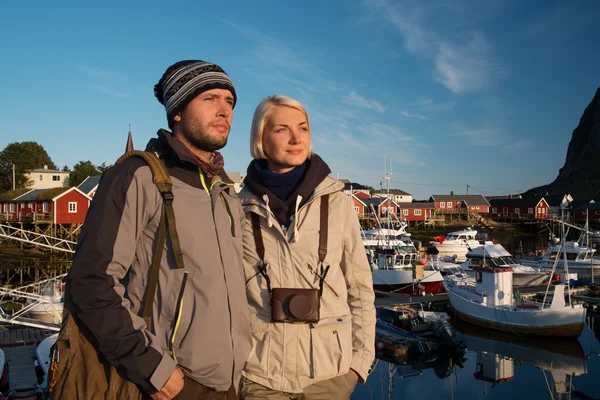 Coppia di giovani viaggiatori in Reine village, Norvegia — Foto Stock