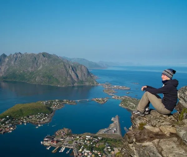 Kvinna hiker tittar på reine village panorama, Norge — Stockfoto