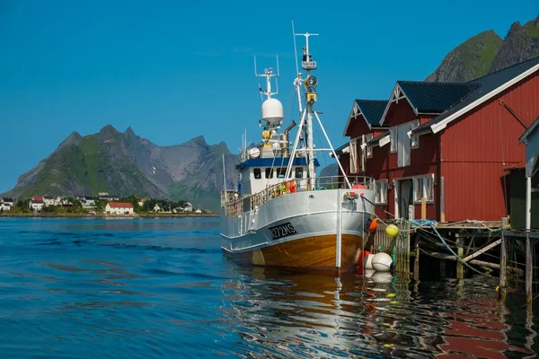 Traditionele vissersboot in reine dorp, Noorwegen — Stockfoto