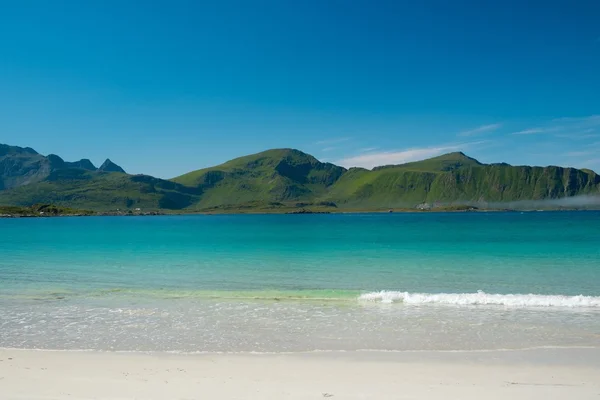 Prachtig zandstrand op de lofoten eilanden, Noorwegen — Stockfoto