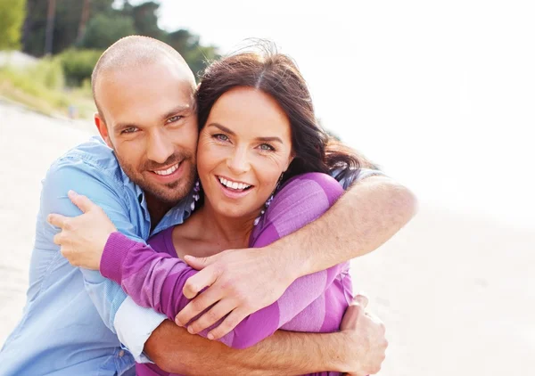 Gelukkig lachend middelbare leeftijd buitenshuis — Stockfoto