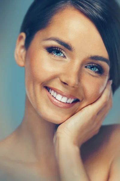 Mooie jonge brunette vrouw met blauwe ogen — Stockfoto