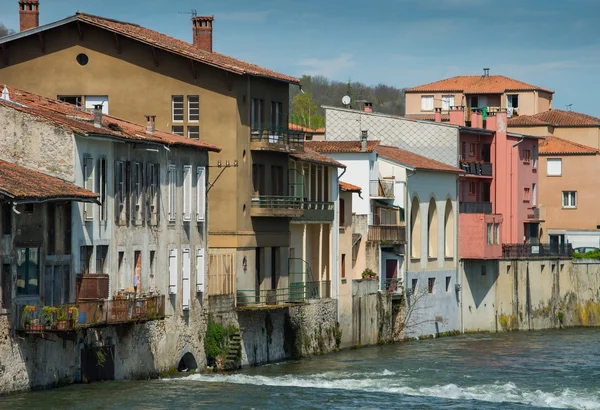 Case in piedi sull'argine del fiume Salat nella città di Saint-Girons, Francia — Foto Stock