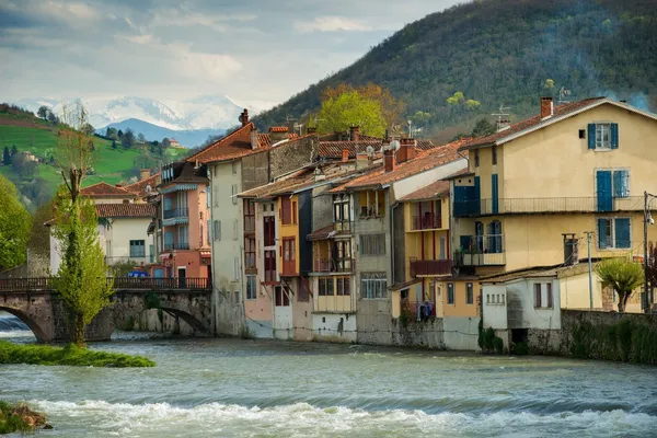 Houses standing on embankment of Salat river in Saint-Girons town, France — Stock Photo, Image