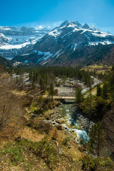 Snelle rivier in cirque de gavarnie vallei, Frankrijk — Stockfoto