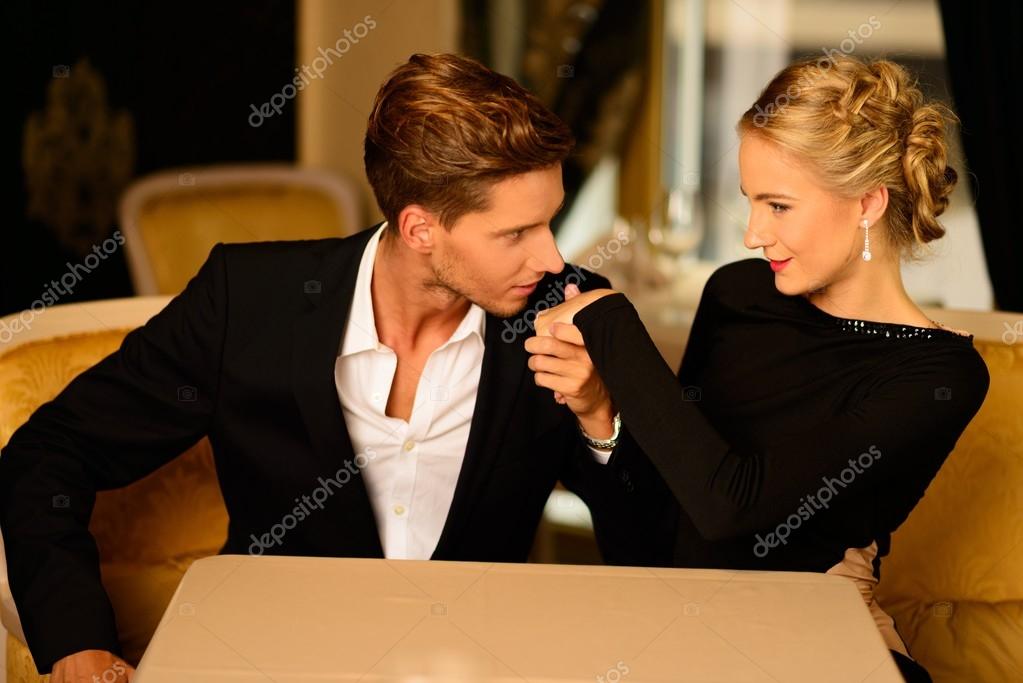 Парни плюс. Как быть открытой с мужчинами. Мужчина с плюсом и минусов в руках. Богатый жених. Счастливая пара.