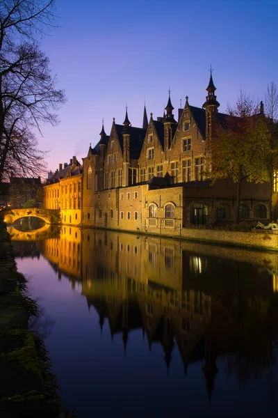 Dom nad kanałem w nocy w Brugii, Belgia — Zdjęcie stockowe