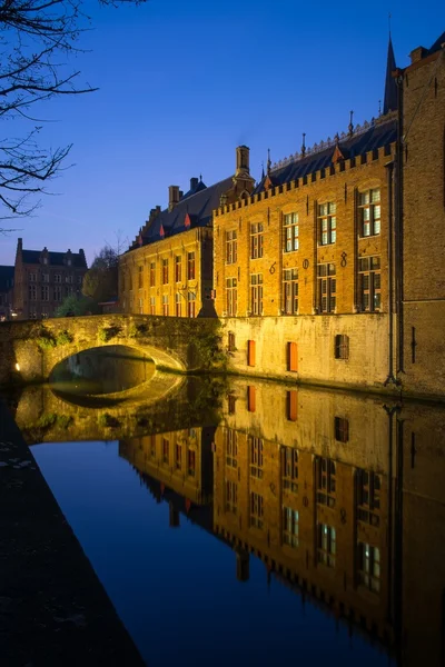 Rumah sepanjang kanal di malam hari di Bruges, Belgia — Stok Foto