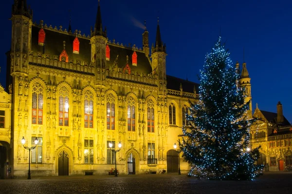 Φωτεινό χριστουγεννιάτικο δέντρο σε μια πλατεία burg στη bruges, Βέλγιο — Φωτογραφία Αρχείου