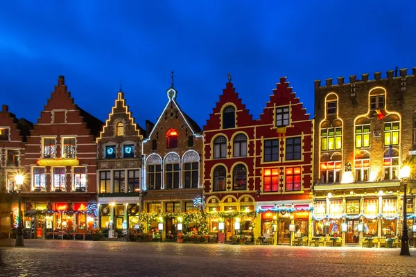 Urządzone i oświetlony rynek w Brugii, Belgia — Zdjęcie stockowe