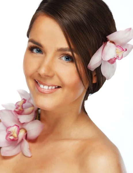 Joven hermosa mujer morena con flores de orquídea — Foto de Stock