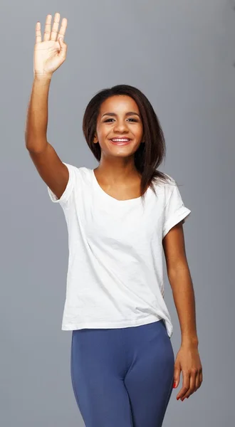 Joven mujer negra alegre aislada sobre fondo gris — Foto de Stock