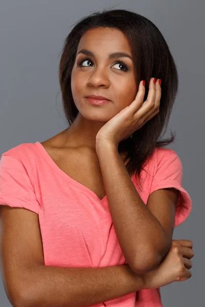 Fröhliche junge schwarze Frau isoliert auf grauem Hintergrund — Stockfoto