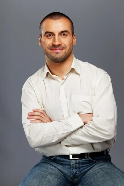 Bonito homem de camisa branca isolado no fundo cinza — Fotografia de Stock