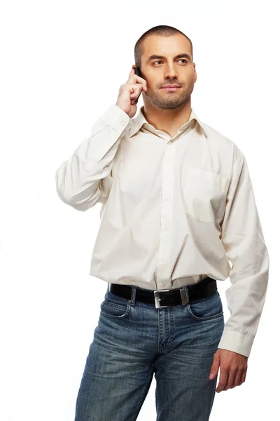 Bonito homem de camisa branca com telefone celular isolado no fundo branco — Fotografia de Stock