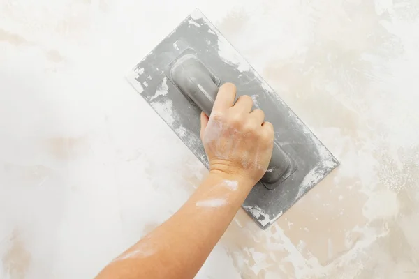 Process of levelling off crack filler on a wall — Stock Photo, Image