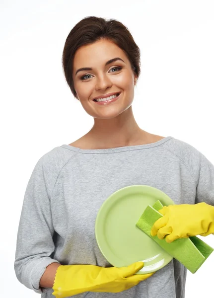 Schöne fröhliche brünette Frau in Handschuhen Putzteller — Stockfoto
