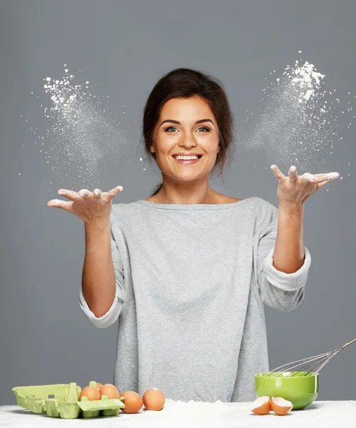 Молодая женщина веселится с мукой, делая тесто — стоковое фото