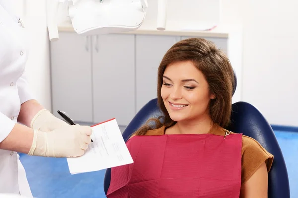 Junge schöne brünette Frau in Zahnarztpraxis — Stockfoto