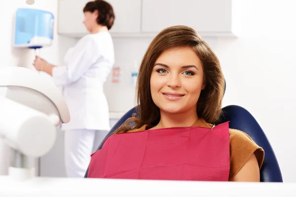 Mujer morena joven con hermosa sonrisa dentista visitante — Foto de Stock