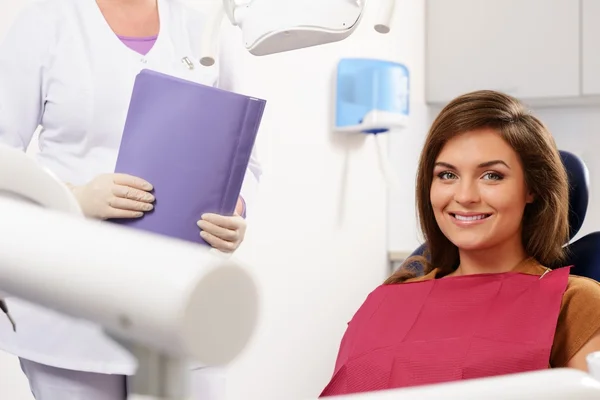 Jonge mooie brunette vrouw op van tandarts chirurgie — Stockfoto