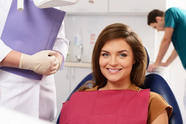 Young beautiful brunette woman at dentist's surgery — Stock Photo, Image