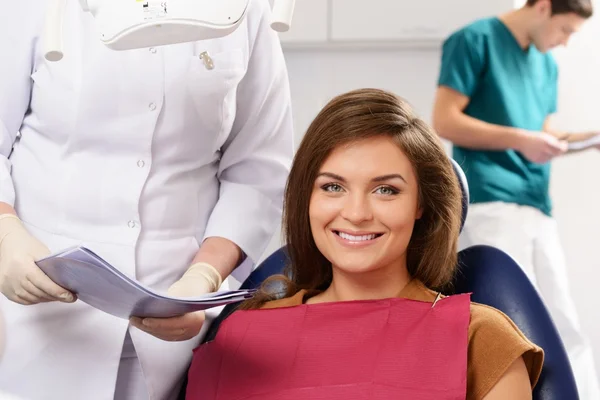 Mladá krásná bruneta žena v zubní ordinaci — Stock fotografie