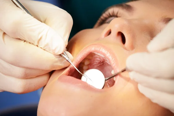 Young brunette woman at dentist's surgery close-up — Stock Photo, Image