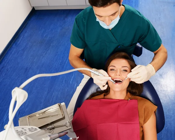 歯科医の手術で若い女性および人の医者 — ストック写真