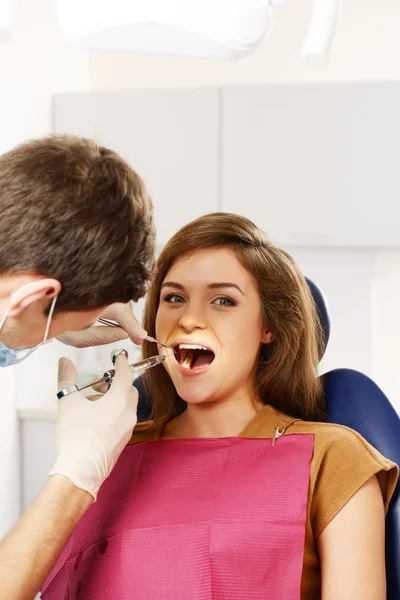 Dentist making anaesthetic injection to woman patient — Stock Photo, Image