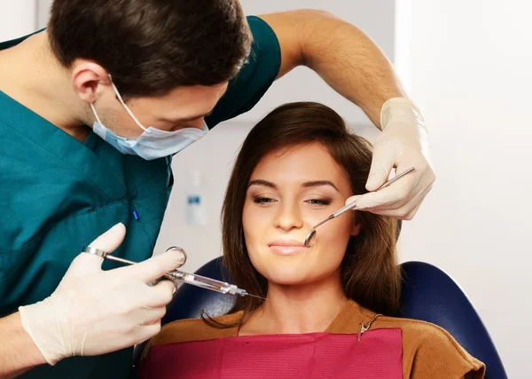 Dentist making anaesthetic injection to woman patient — Stock Photo, Image