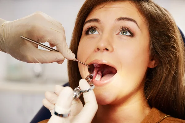 Zubař prováděním anestetické injekce žena pacienta — Stock fotografie