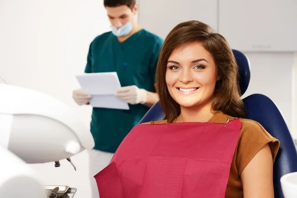 Mann Zahnarzt liest Patientenkarte — Stockfoto