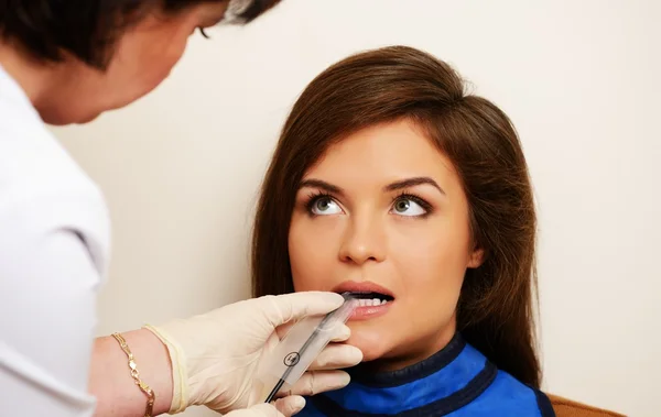 Dentista fazendo radiografia de uma paciente feliz do sexo feminino — Fotografia de Stock