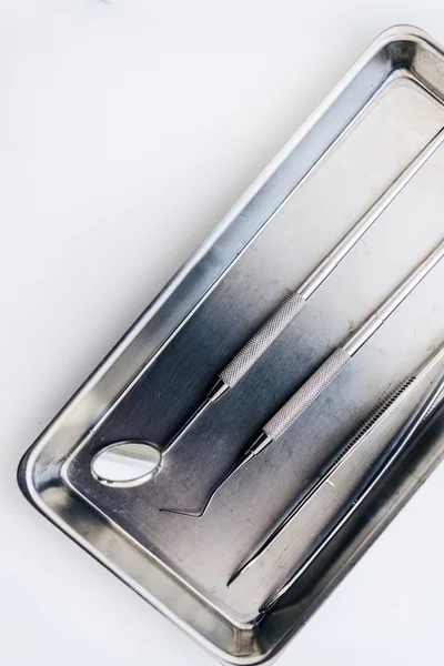 Металлические зубные инструменты крупным планом — стоковое фото