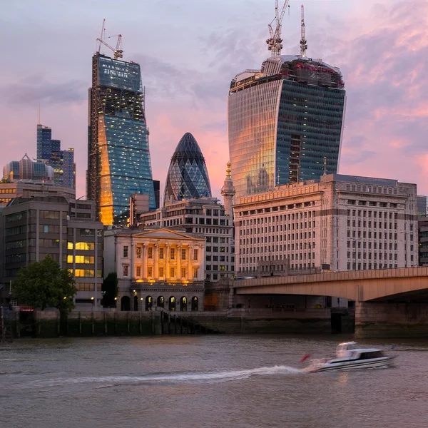 Moderní budovy na západ slunce v Londýně, Anglie — Stock fotografie
