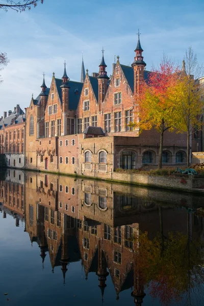 Rumah sepanjang kanal di Bruges, Belgia — Stok Foto