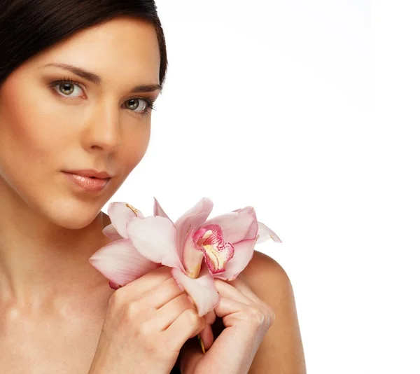 Joven hermosa mujer morena con flores de orquídea —  Fotos de Stock