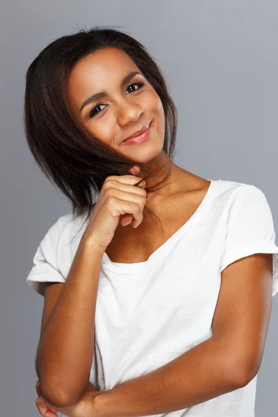 Fröhliche junge schwarze Frau isoliert auf grauem Hintergrund — Stockfoto
